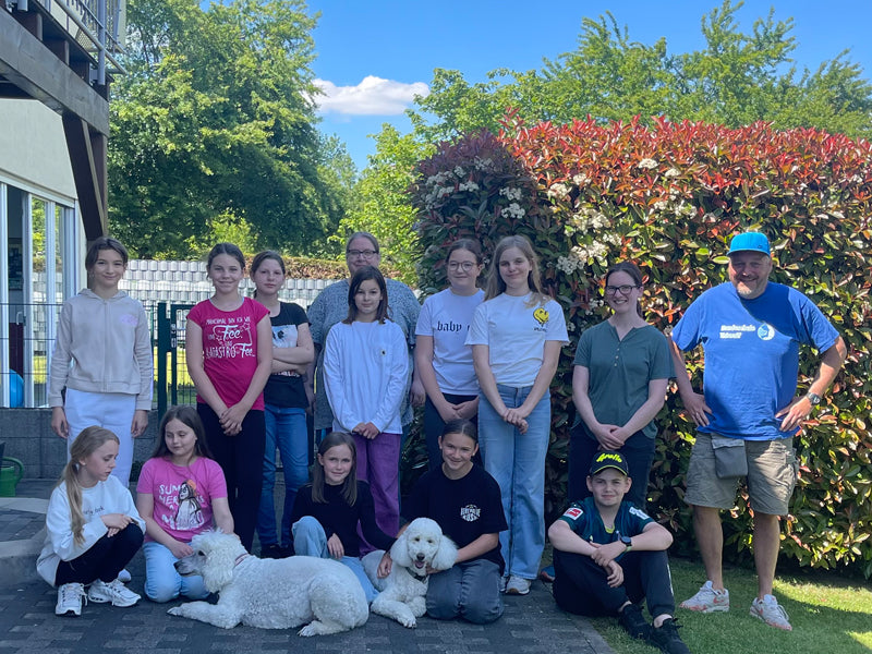 Die AG Pfotenalarm der EGS besucht die Hundeschule Thierolf und den Hundesalon Beauty Dog