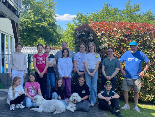 Die AG Pfotenalarm der EGS besucht die Hundeschule Thierolf und den Hundesalon Beauty Dog