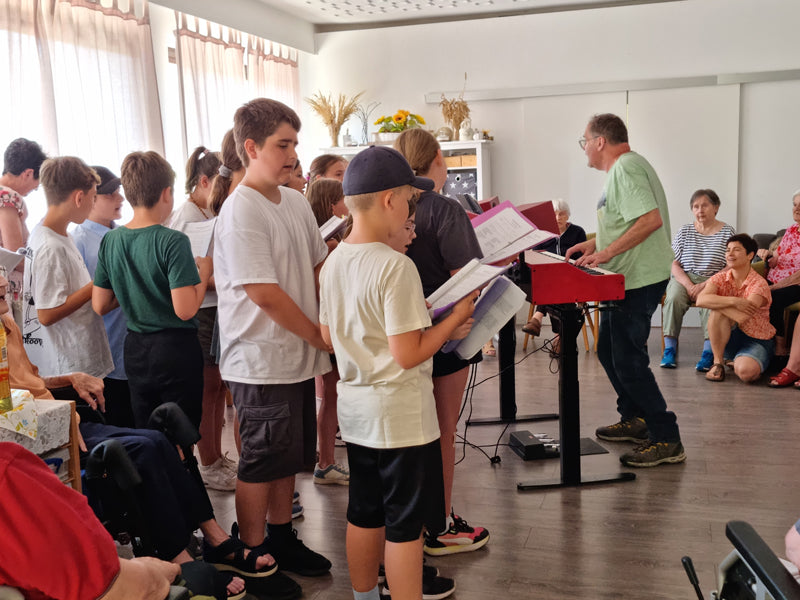 Die Klasse 5Gb der Ernst-Goebel-Schule singt in der Seniorenwohnanlage „Forellenhof“ in Annelsbach
